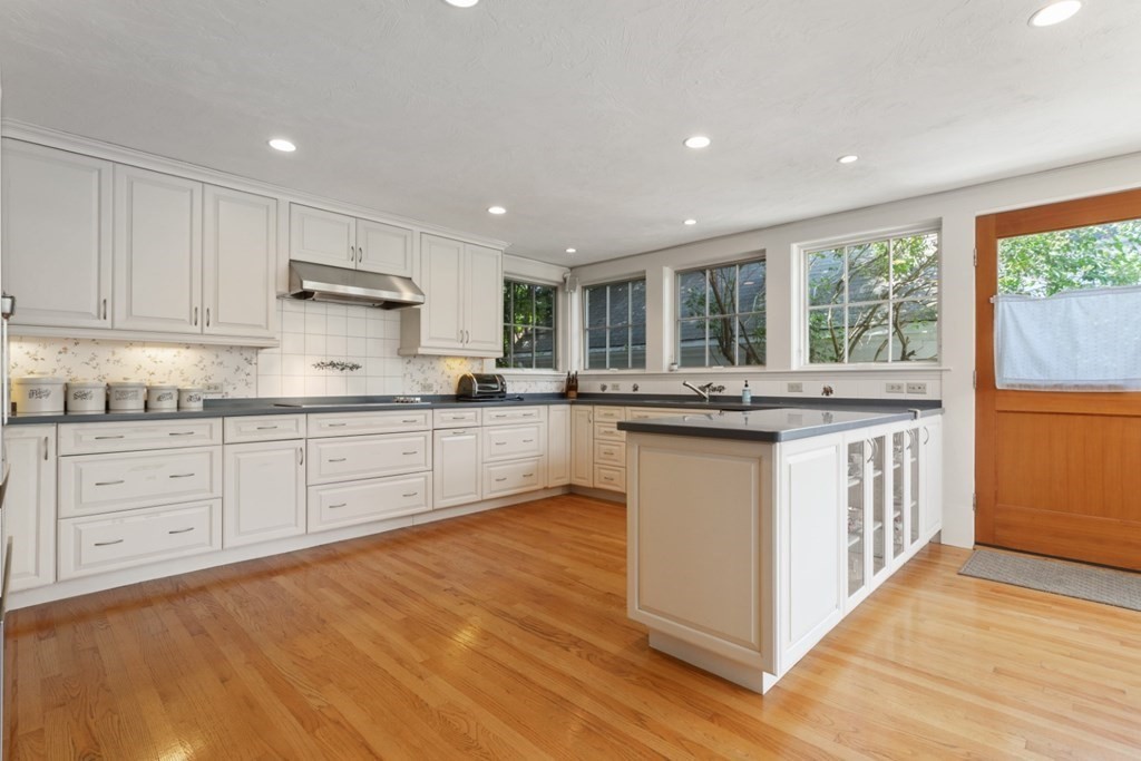 21 Foxcroft Road Winchester, MA 01890 - Photo 8 of 37 Gallery Image 8