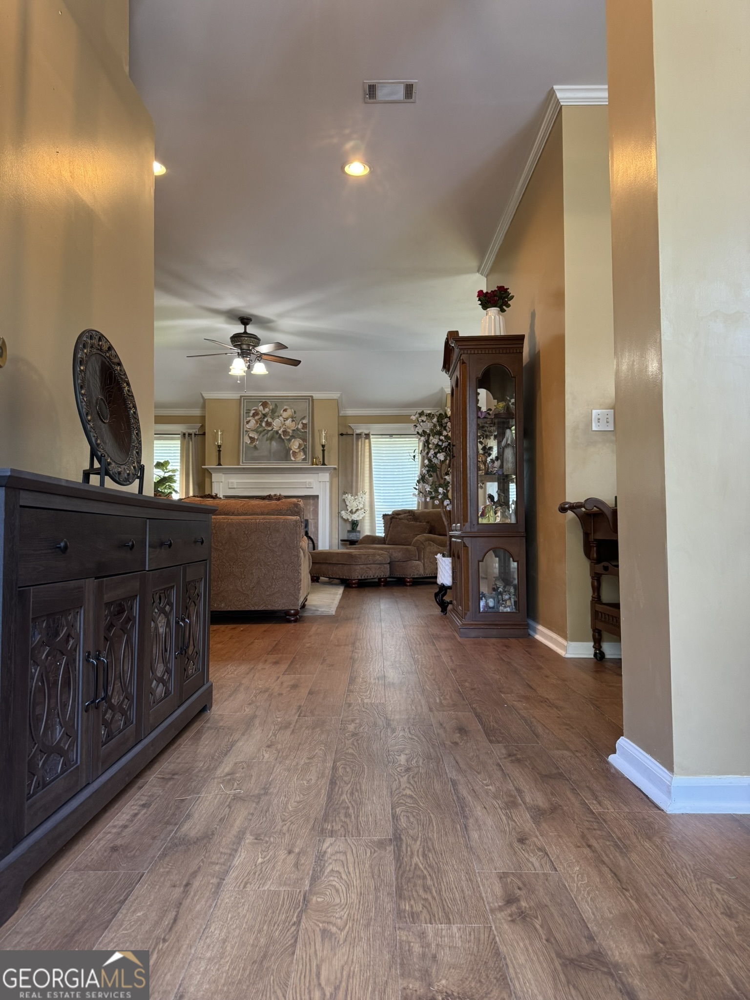 4633 Rustic Ridge Road Valdosta, GA 31602 - Photo 5 of 46 a living room with furniture and a mirror