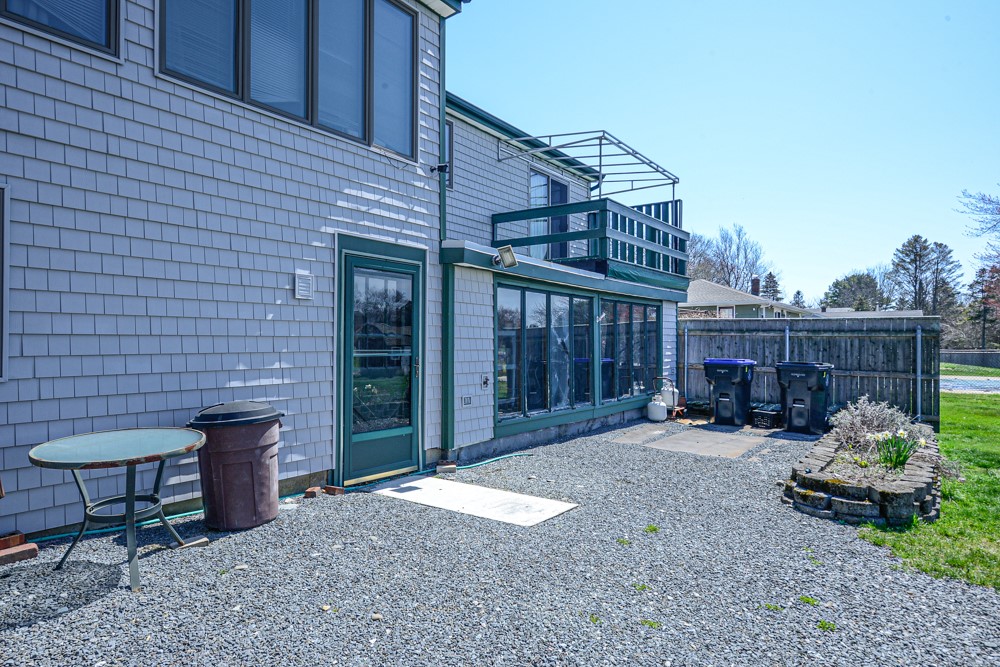 303 Middle Road Portsmouth, RI 02871 - Photo 6 of 31