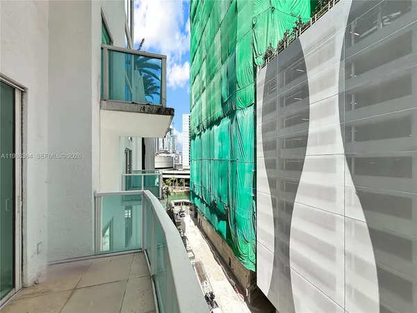 a view of entryway with outdoor area