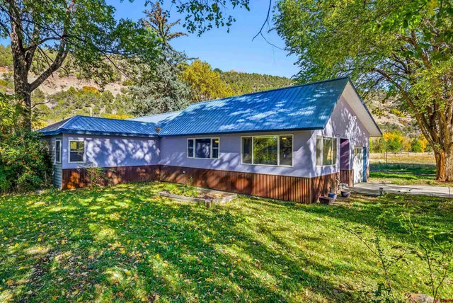 a view of a house with a yard