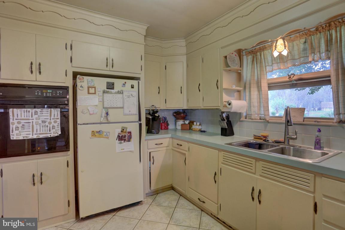 1141 Lebanon Road Manheim, PA 17545 - Photo 4 of 18