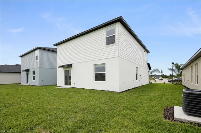 a view of a house with backyard