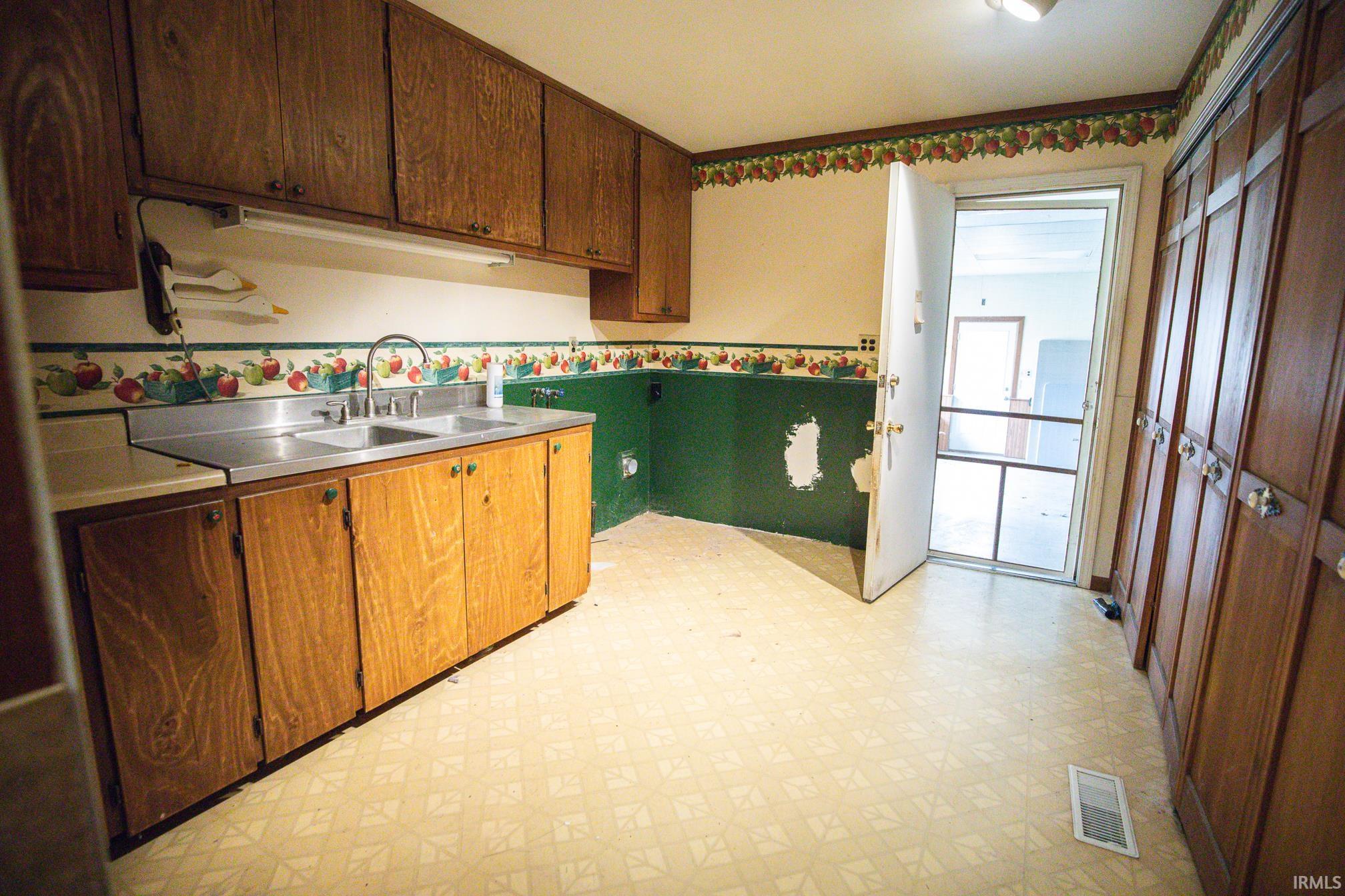 929 South Main Street Bluffton, IN 46714 - Photo 19 of 36