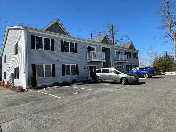 $387,000 | 9 Gray Coach Lane, Unit 913, Cranston, RI 02921