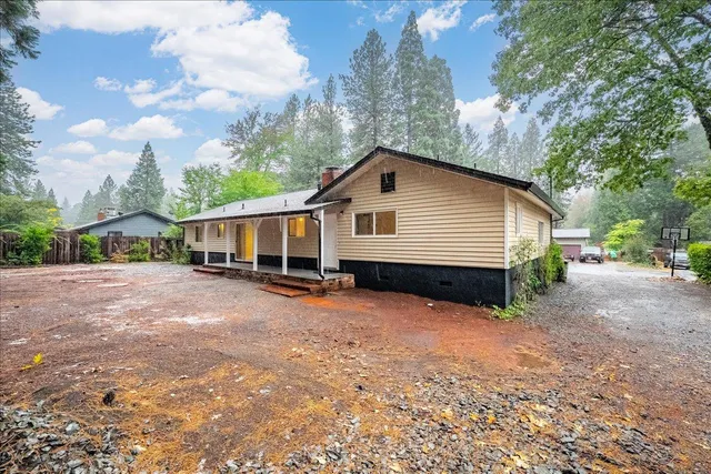 a view of a house with a yard