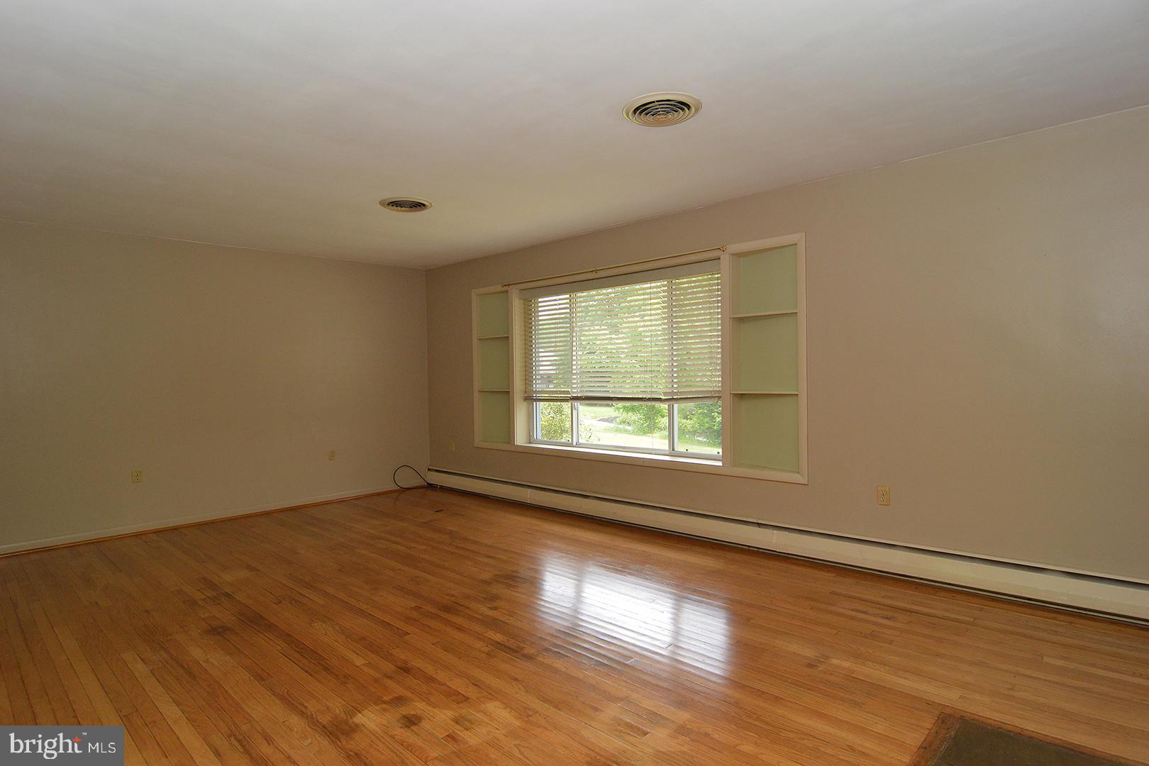 971 Lincoln Road Birdsboro, PA 19508 - Photo 3 of 38 Living Room