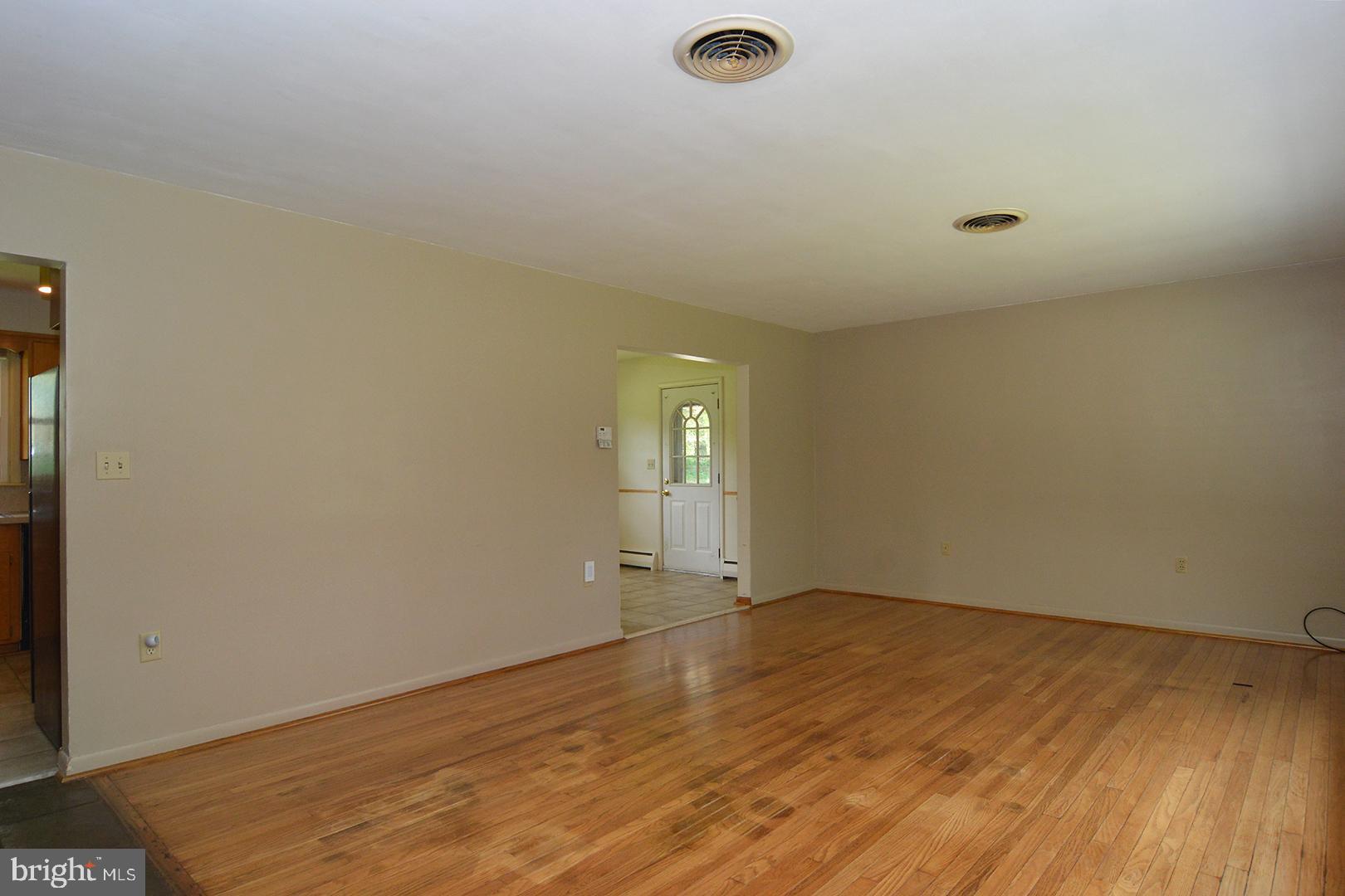 971 Lincoln Road Birdsboro, PA 19508 - Photo 6 of 38 Living Room