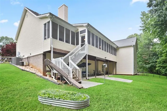 a view of a house with a yard