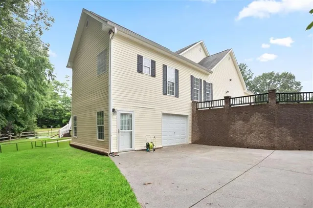 a view of a house with a backyard