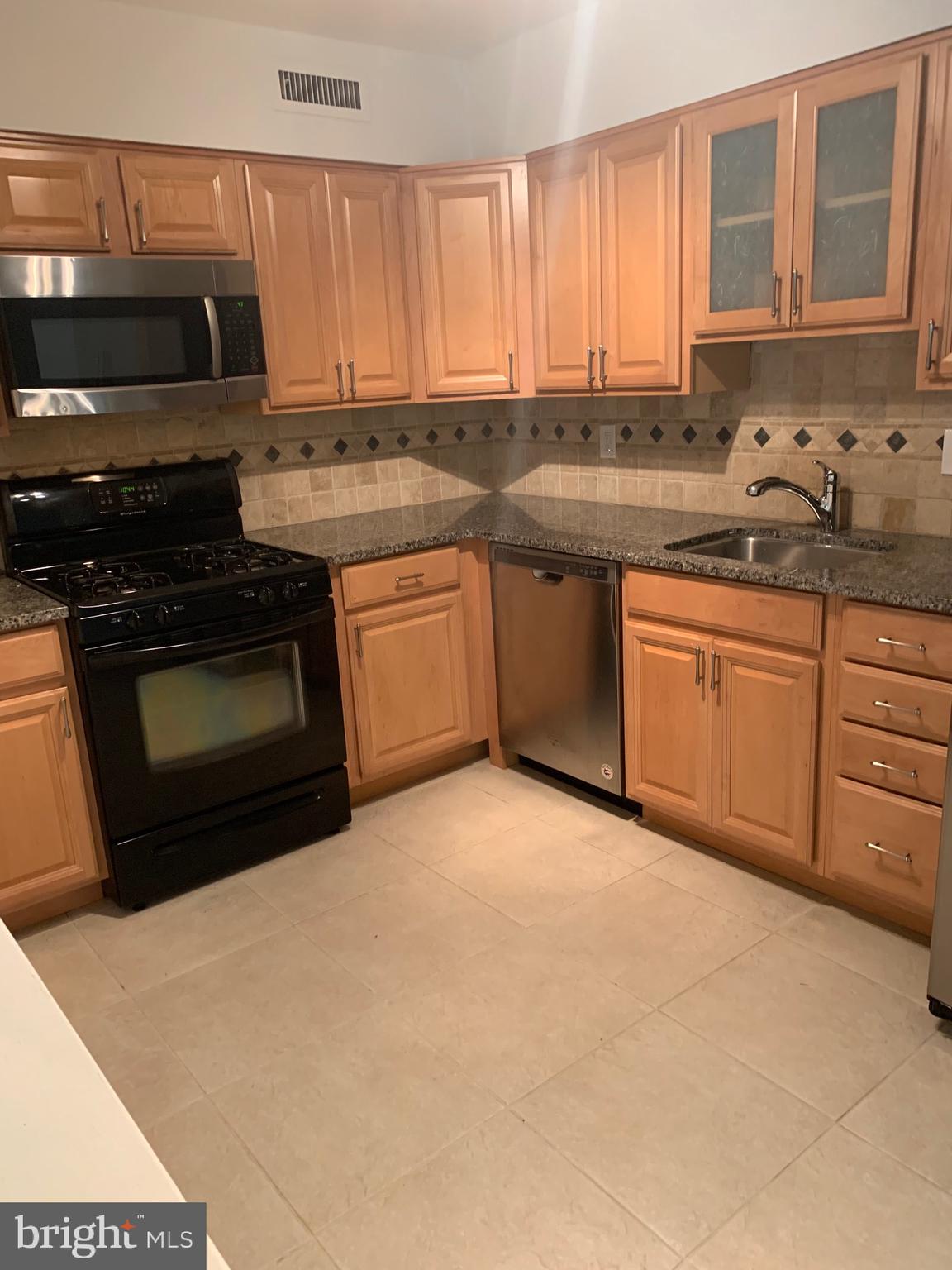 54302 Delaire Landing Road, Unit 302 Philadelphia, PA 19114 - Photo 8 of 34 Kitchen