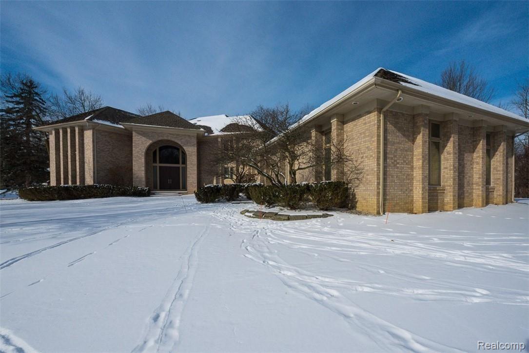 3950 Oak Pointe Court Rochester, MI 48306 - Photo 2 of 64 3.jpg
