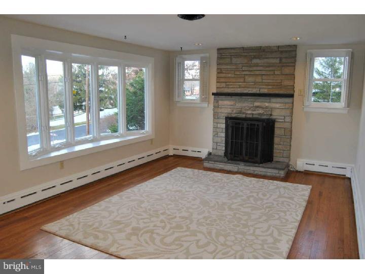 40 Hollow Road Telford, PA 18969 - Photo 4 of 25 Living Room