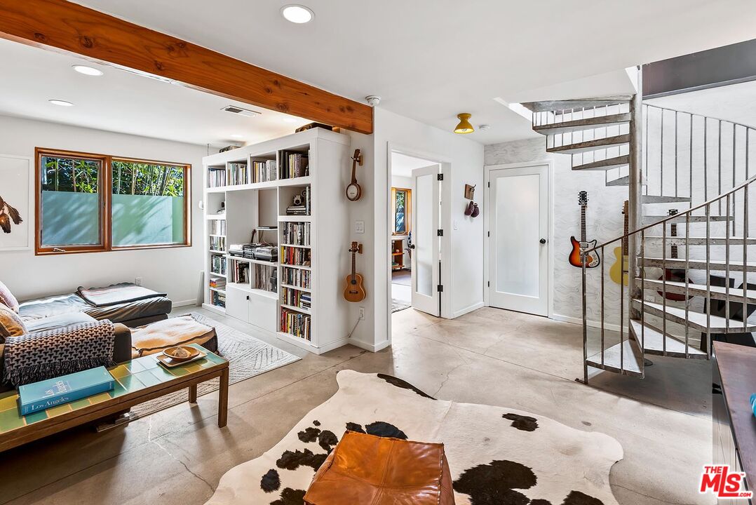 8544 Ridpath Drive West Hollywood, CA 90046 - Photo 20 of 34 a living room with furniture and a book shelf
