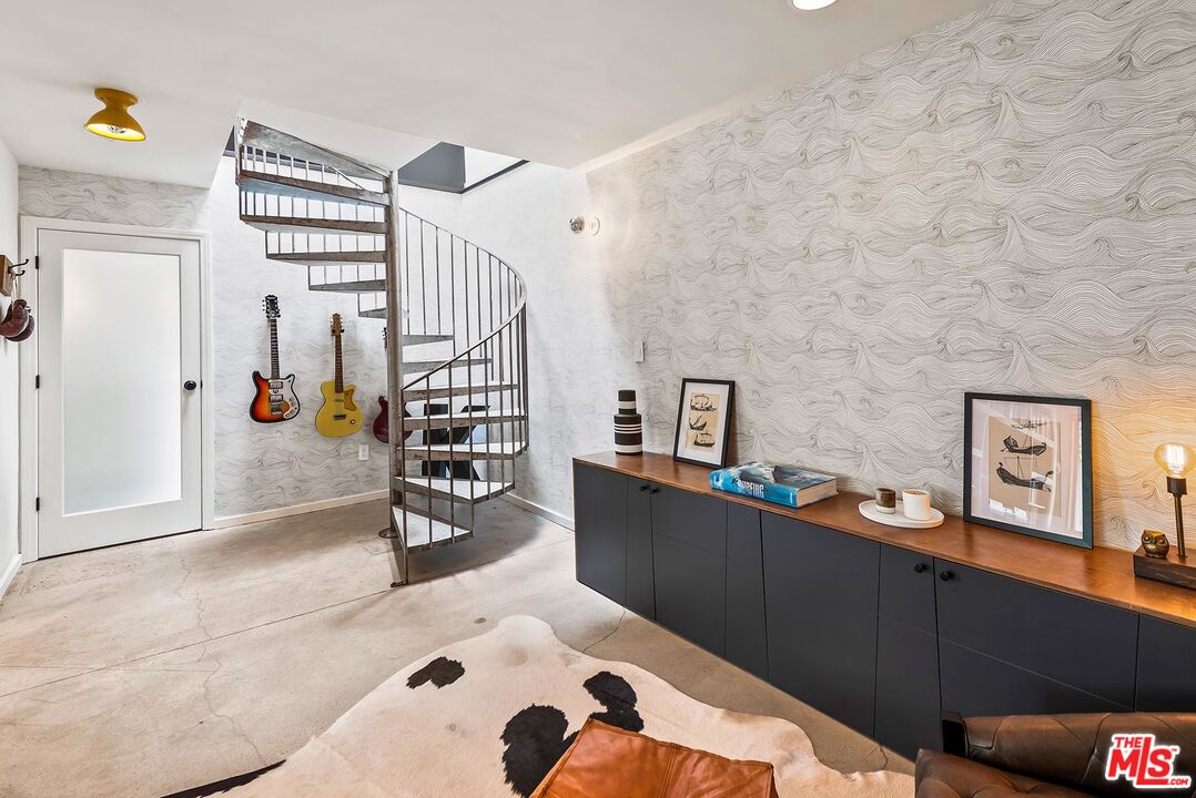 8544 Ridpath Drive West Hollywood, CA 90046 - Photo 21 of 34 a view of a workspace