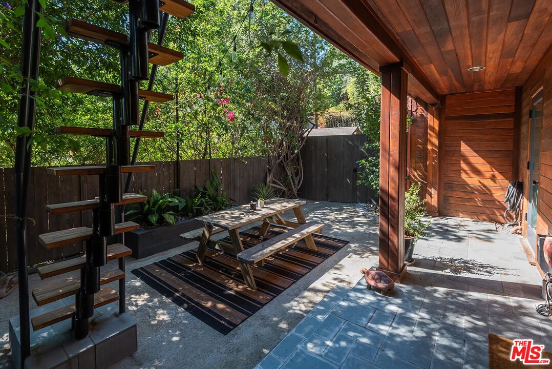 8544 Ridpath Drive West Hollywood, CA 90046 - Photo 28 of 34 a view of a backyard with a sitting area