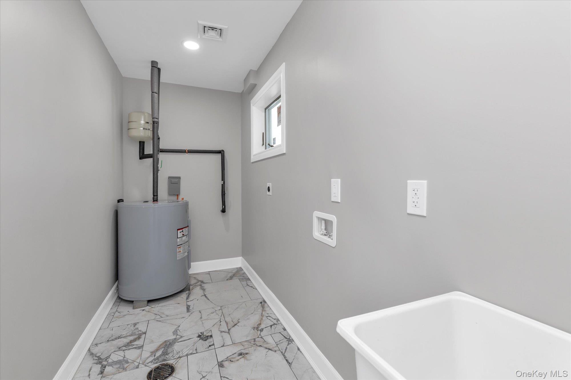 33 Prentice Road Levittown, NY 11756 - Photo 21 of 24 a bathroom with a bathtub sink and mirror