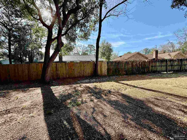 a view of a backyard