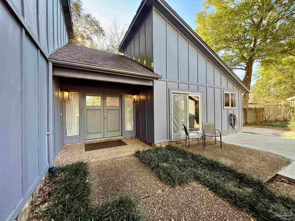 a view of a house with backyard and garden