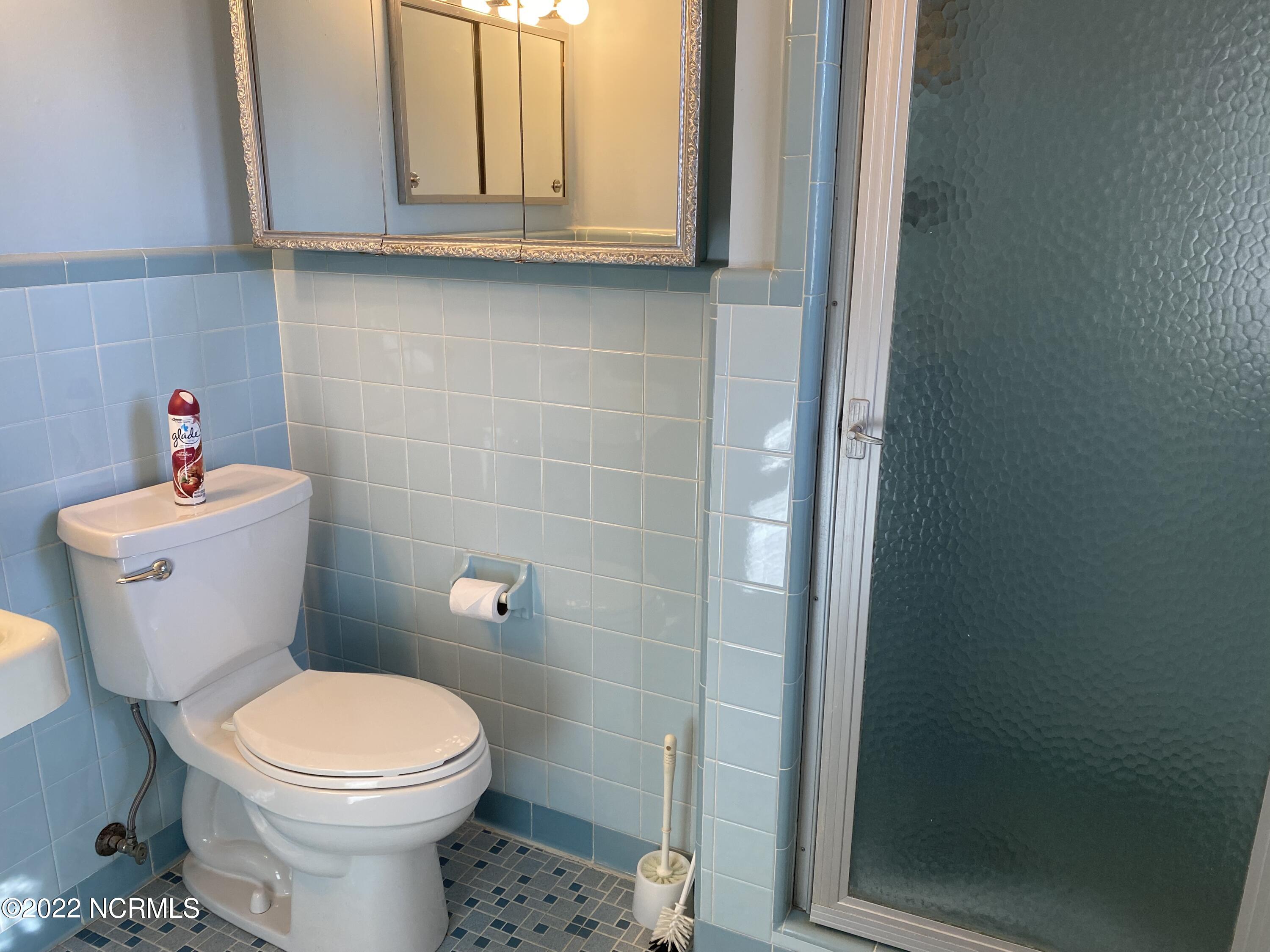 4103 Country Club Road Morehead City, NC 28557 - Photo 26 of 37 Master Bath