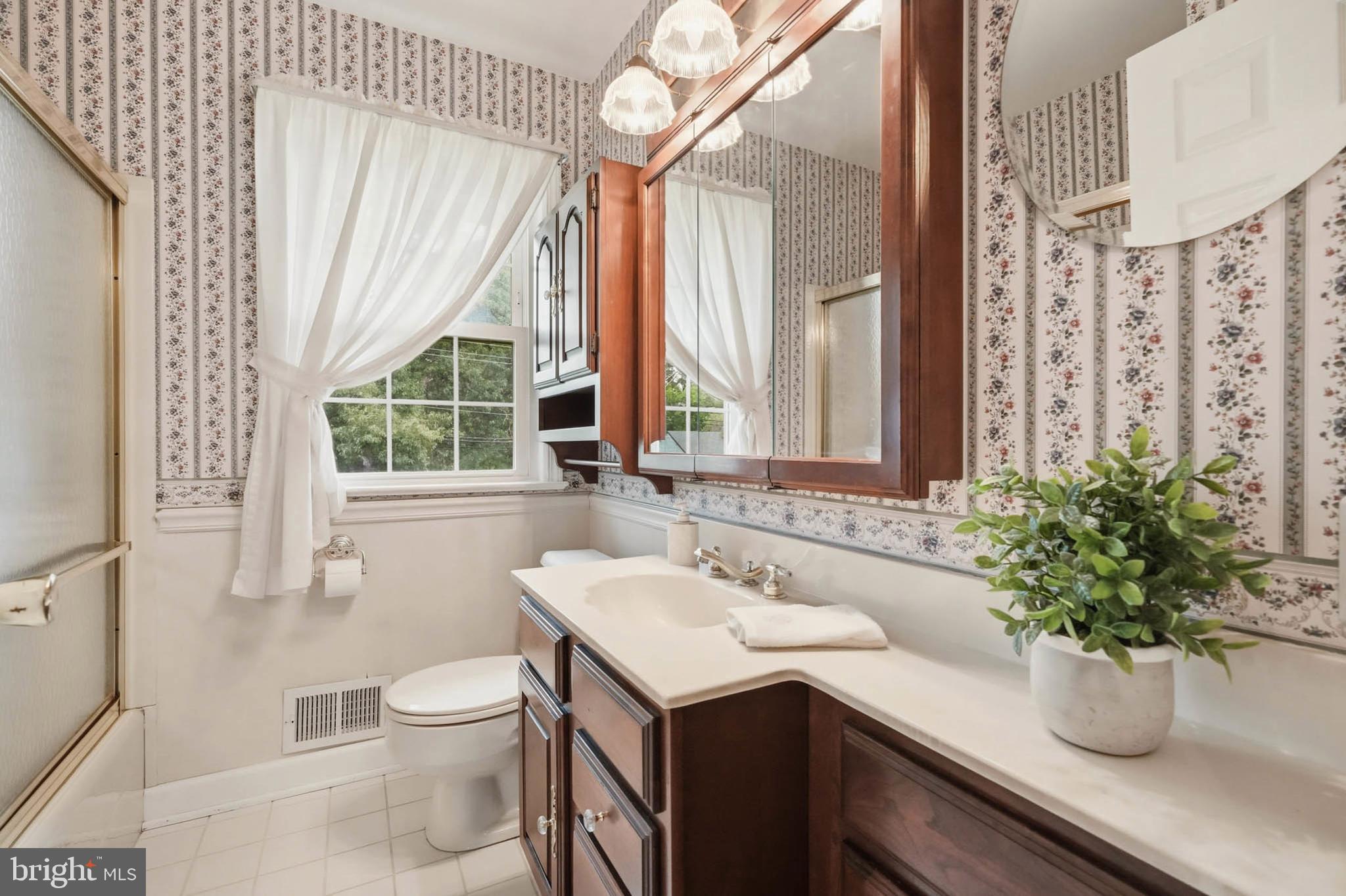 15605 Bond Mill Road Laurel, MD 20707 - Photo 22 of 36 Upper level full bathroom
