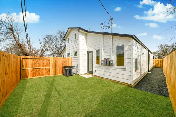 a view of a house with backyard and sitting area