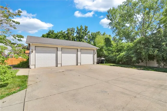 $320,000 | 2431 South Ponca Avenue, Independence, MO 64057