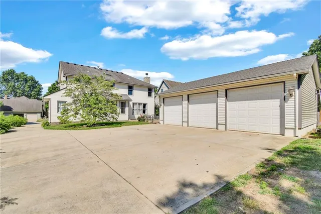 $320,000 | 2431 South Ponca Avenue, Independence, MO 64057