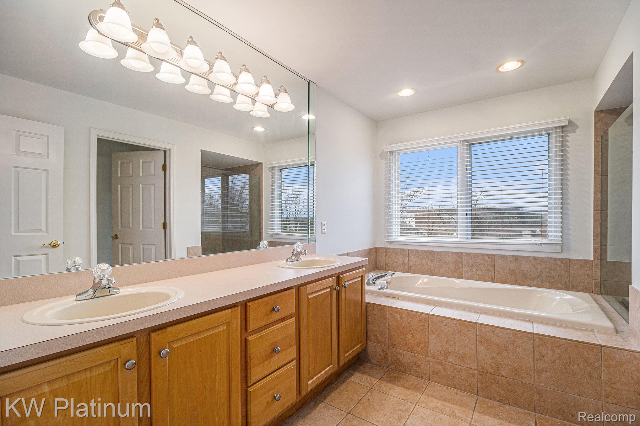 1215 Putnam Circle Rochester, MI 48307 - Photo 13 of 28 Gallery Image 13