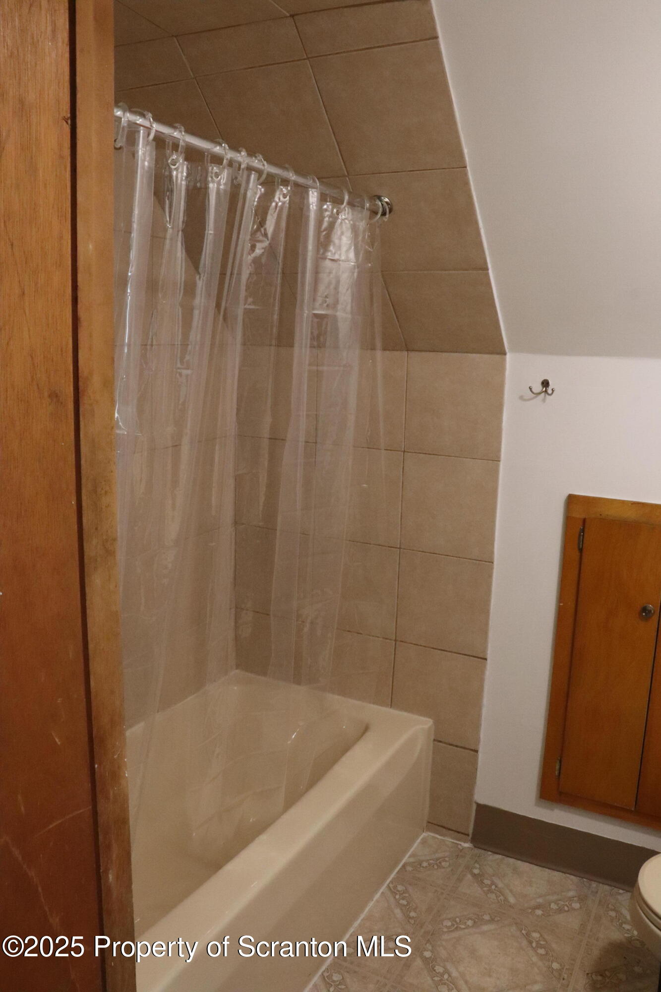 112 1st Street, Unit B Blakely, PA 18447 - Photo 8 of 13 Full Bathroom