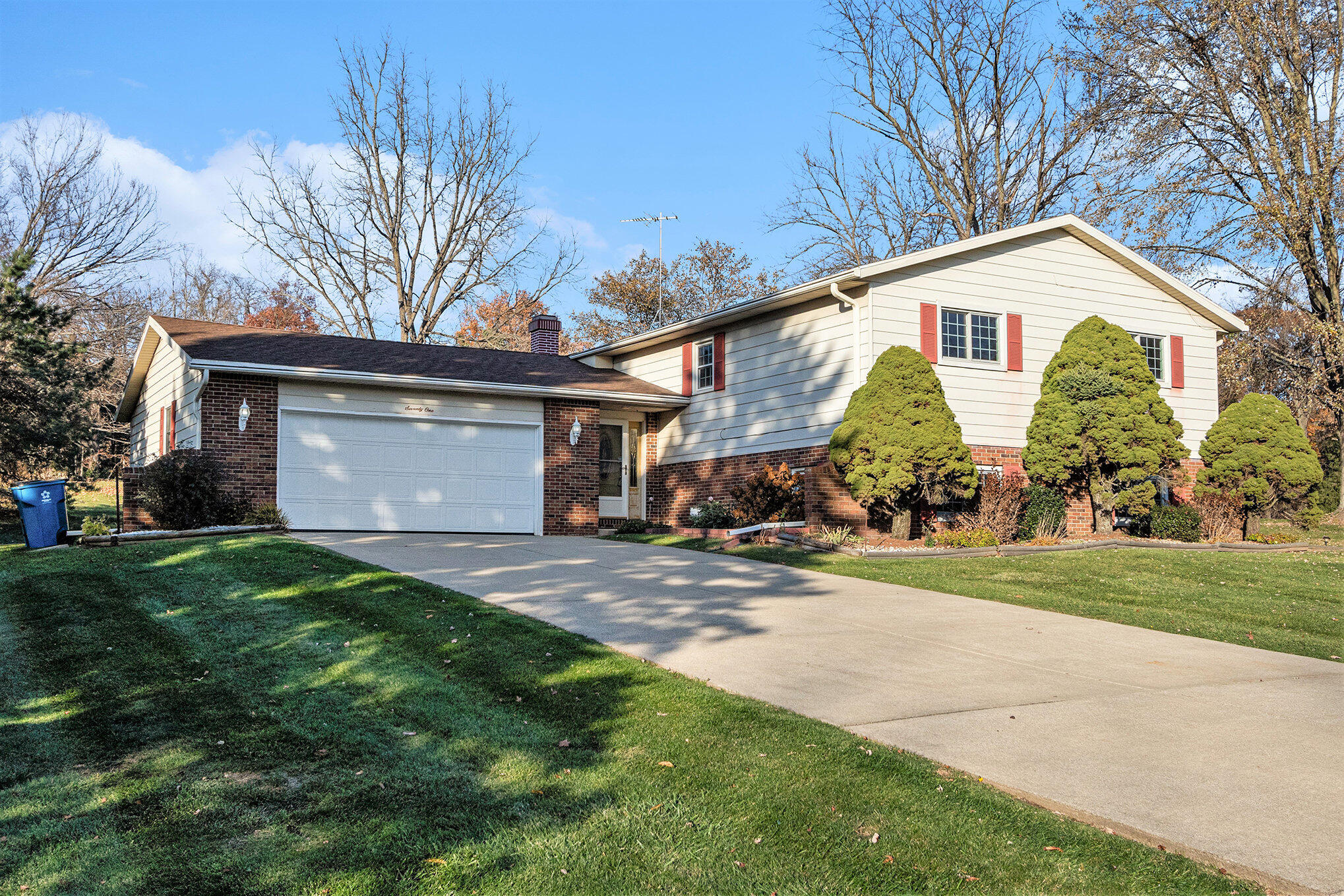 71 Tanglewood Trail Valparaiso, IN 46385 - Photo 4 of 46 a view of a yard in front of a house with plants and large tree