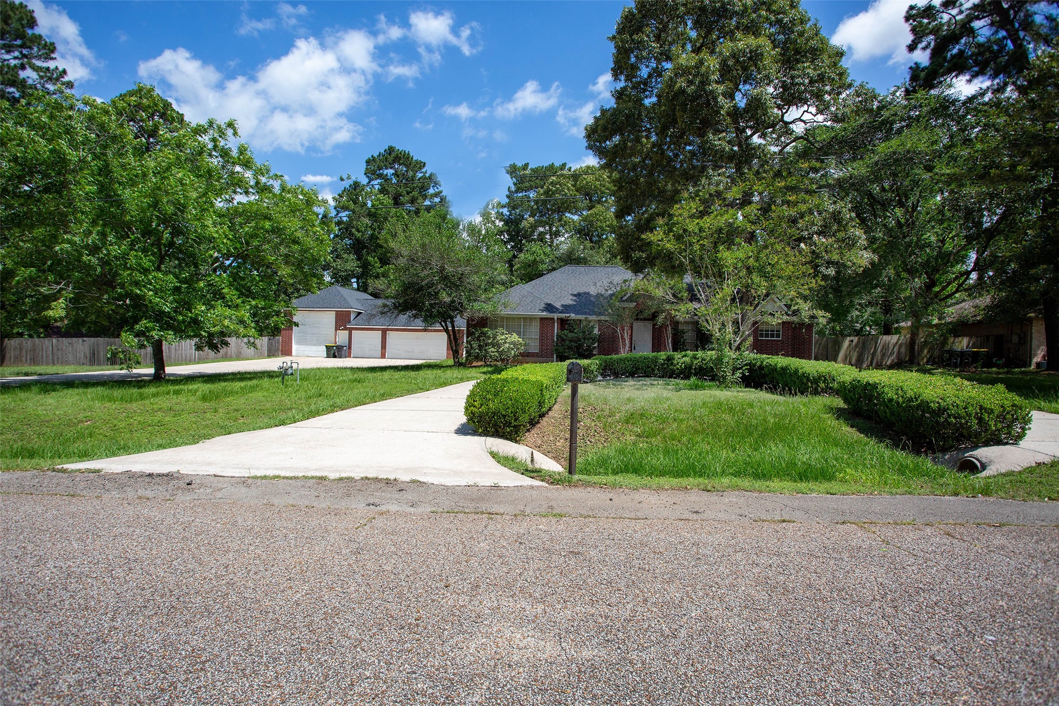 217 Tupelo Lane Conroe, TX 77304 - Photo 2 of 26 Front Drive