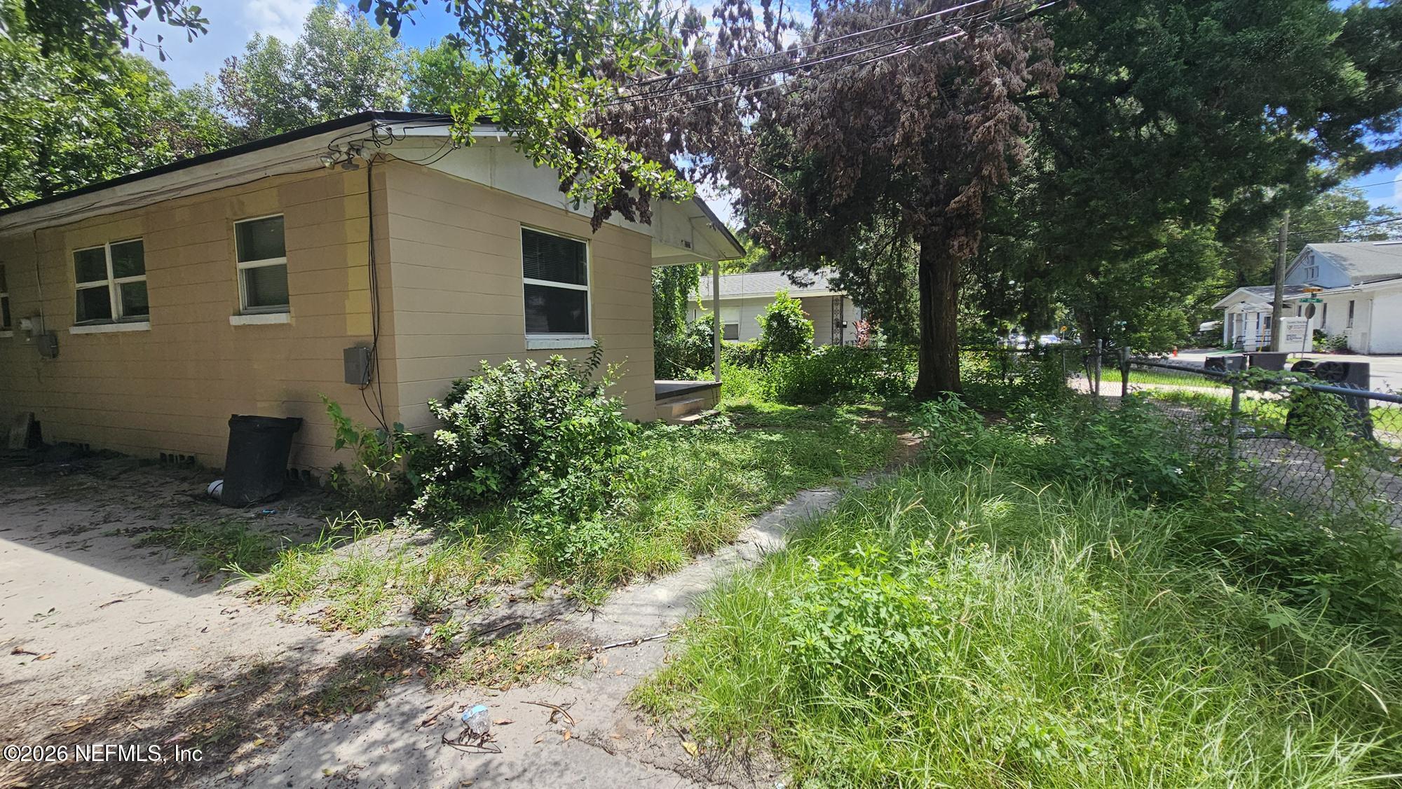 2727 North N Davis Rd Street Jacksonville, FL 32206 - Photo 2 of 31 a view of backyard of house with green space