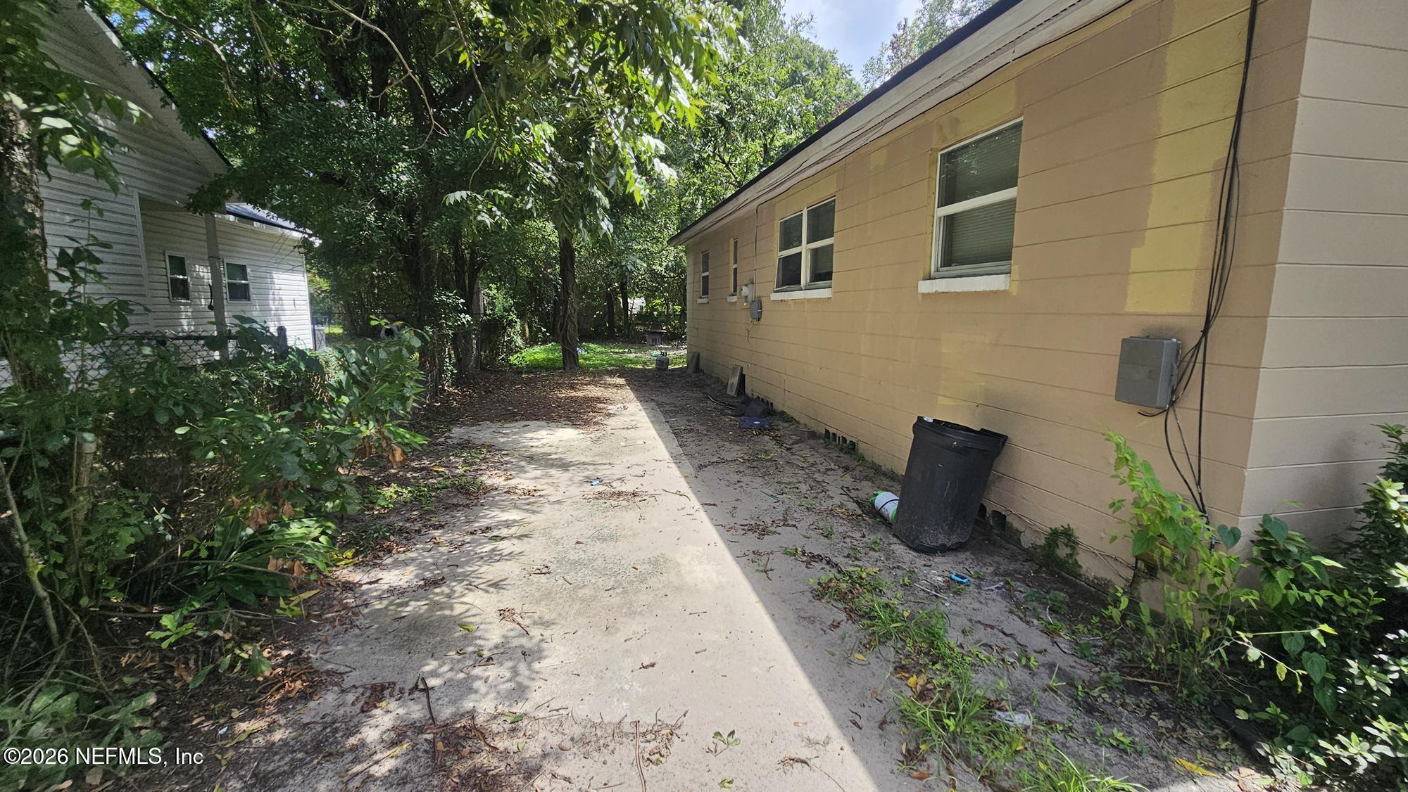2727 North N Davis Rd Street Jacksonville, FL 32206 - Photo 3 of 31 a front view of a house with garden