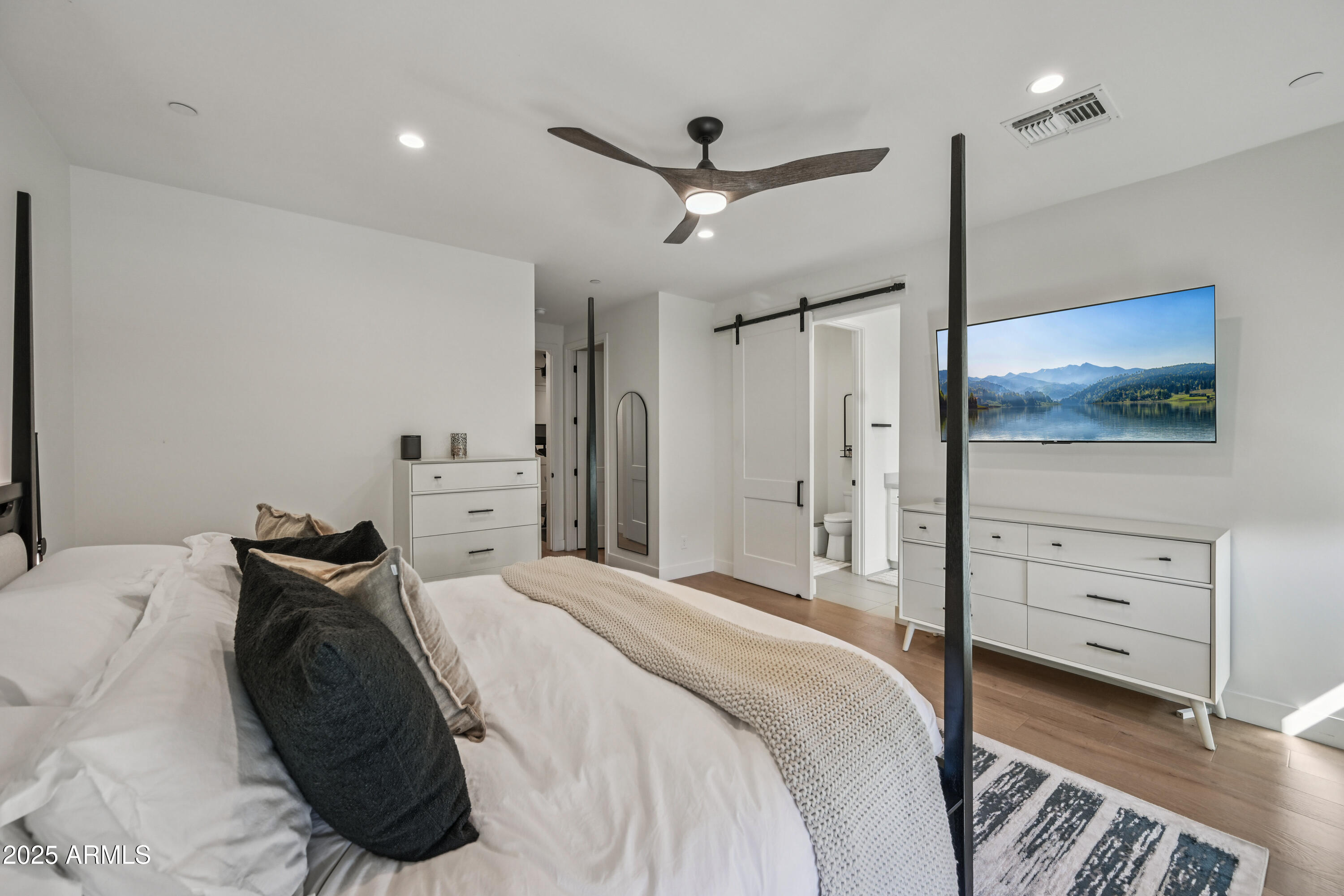 5151 North 13th Place, Unit 19 Phoenix, AZ 85014 - Photo 20 of 39 Primary Bedroom