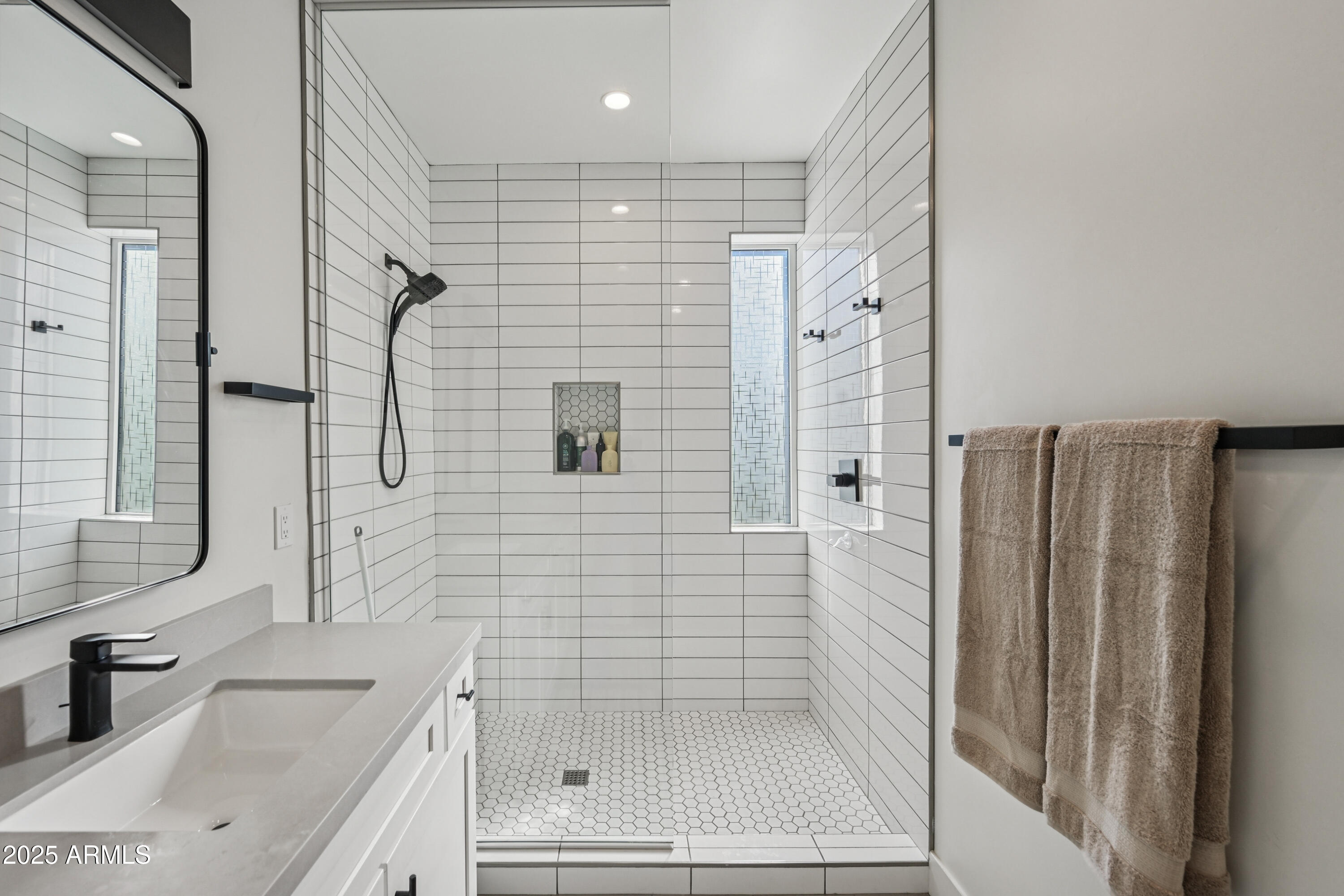 5151 North 13th Place, Unit 19 Phoenix, AZ 85014 - Photo 22 of 39 Primary Bath En Suite