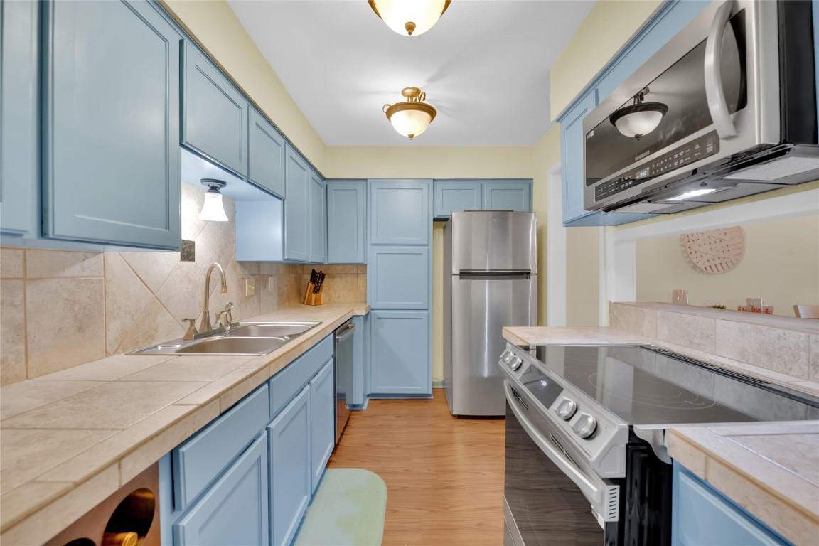1201 Ranch Road 1431, Unit 8 Marble Falls, TX 78654 - Photo 7 of 24 Stone Tile counters and backsplash. Samsung Stove with built in Air-Fryer