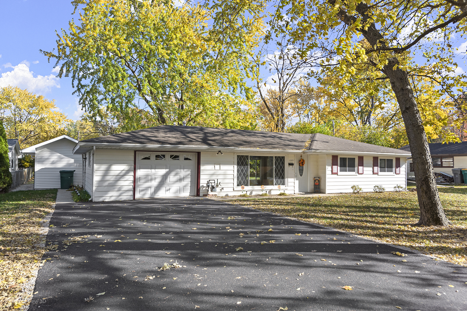 1505 North Kankakee Street Wilmington, IL 60481 - Photo 1 of 7 a front view of a house with a garden