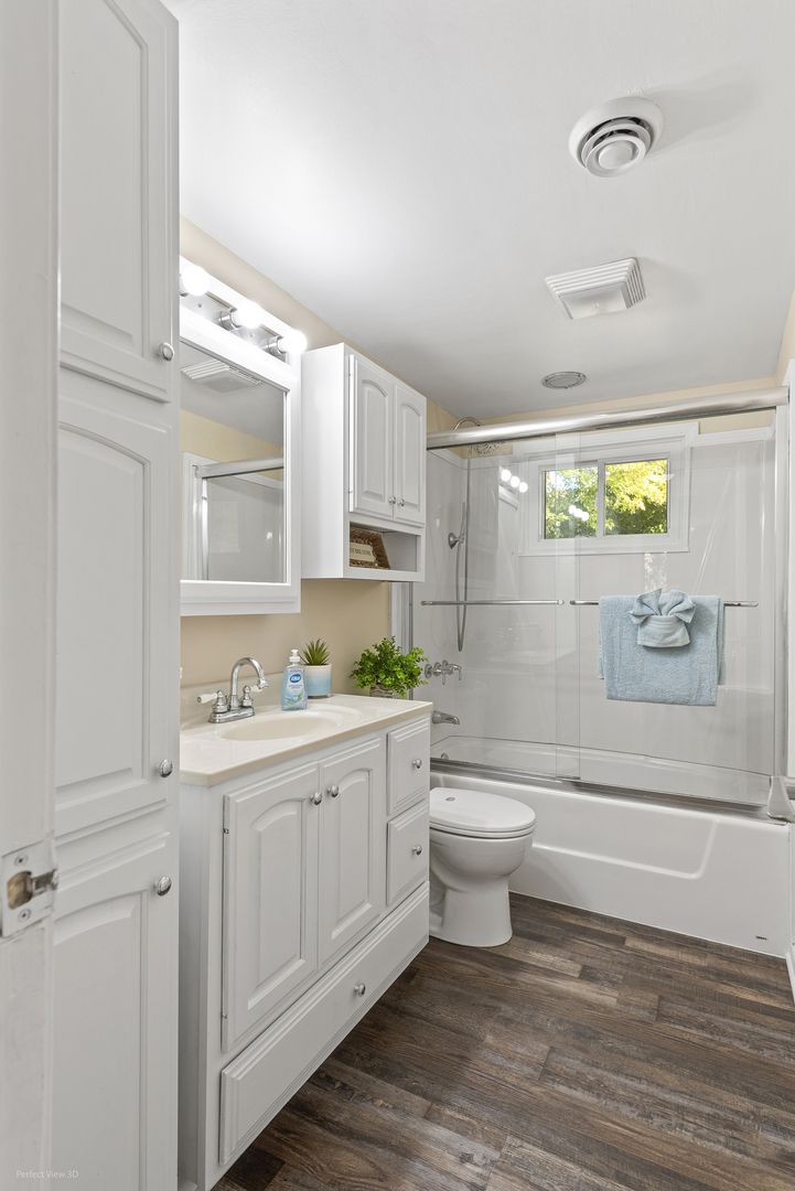 1505 North Kankakee Street Wilmington, IL 60481 - Photo 3 of 7 a bathroom with a granite countertop toilet a sink and bathtub