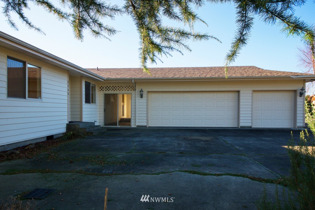 8248 Comox Road Blaine, WA 98230 - Photo 4 of 24 Gallery Image 4