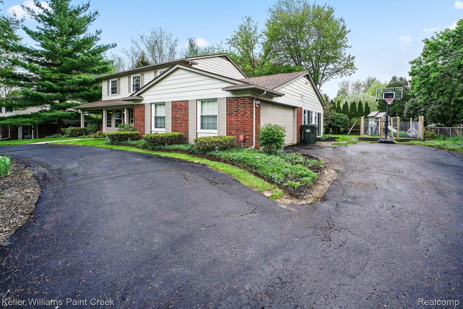 1491 Biggers Drive Rochester, MI 48309 - Photo 5 of 42 Plenty of space for parking & play