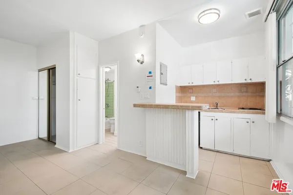 $1,250 | 400 South Occidental Boulevard, Unit 18, Los Angeles, CA 90057