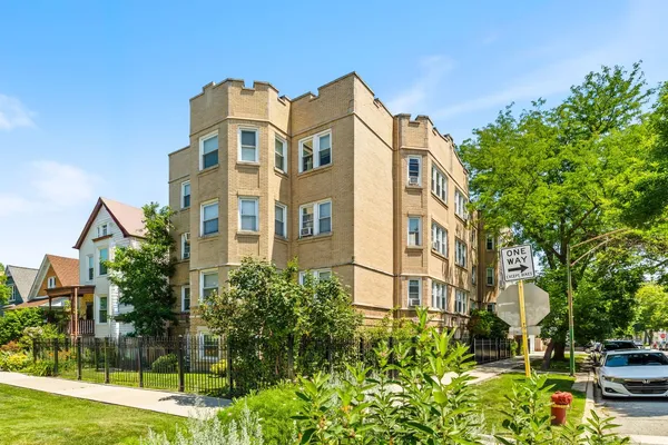 $193,000 | 3548 West Belle Plaine Avenue, Unit 2, Chicago, IL 60618