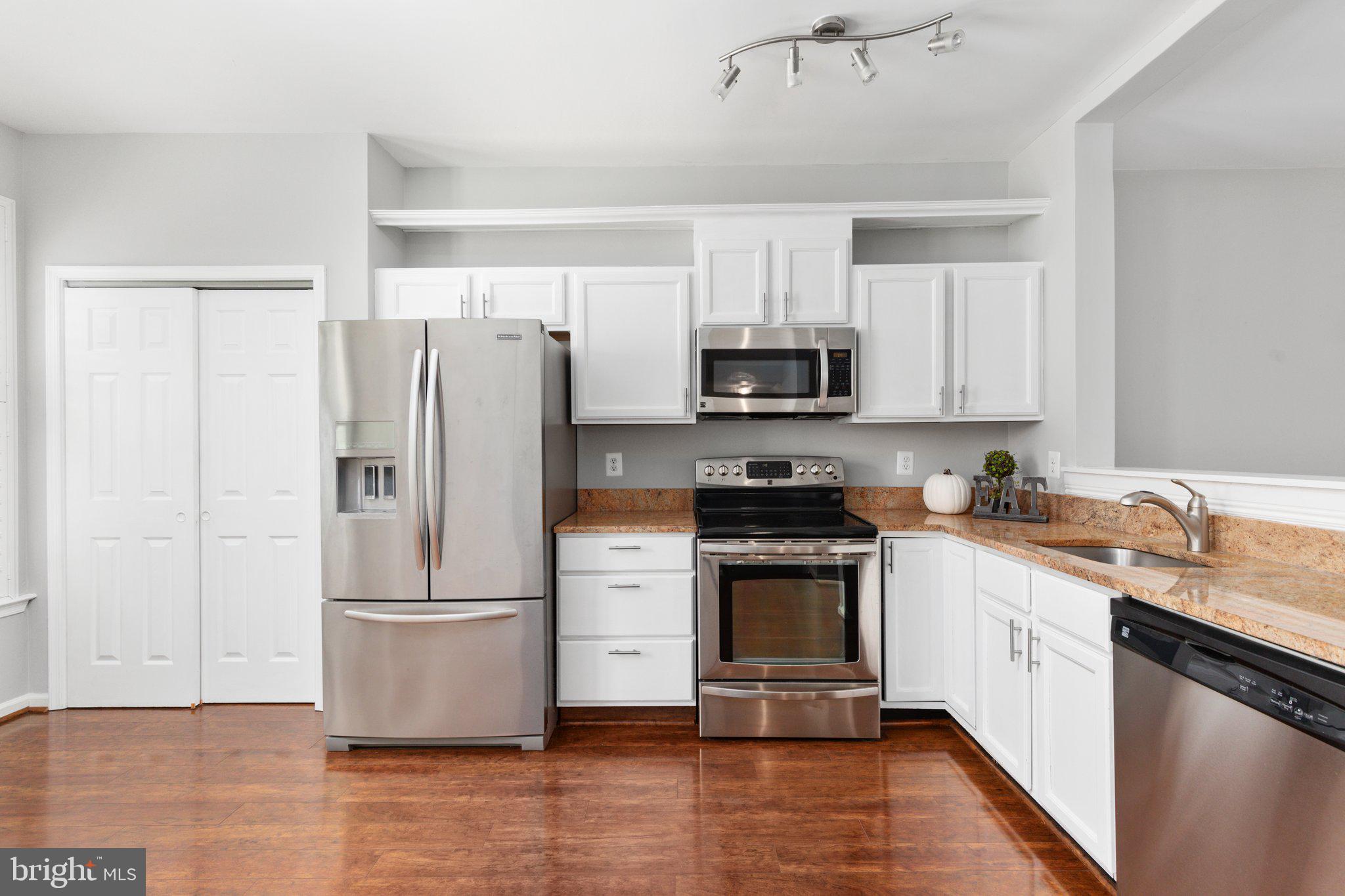 1276 Vintage Place Reston, VA 20194 - Photo 5 of 41