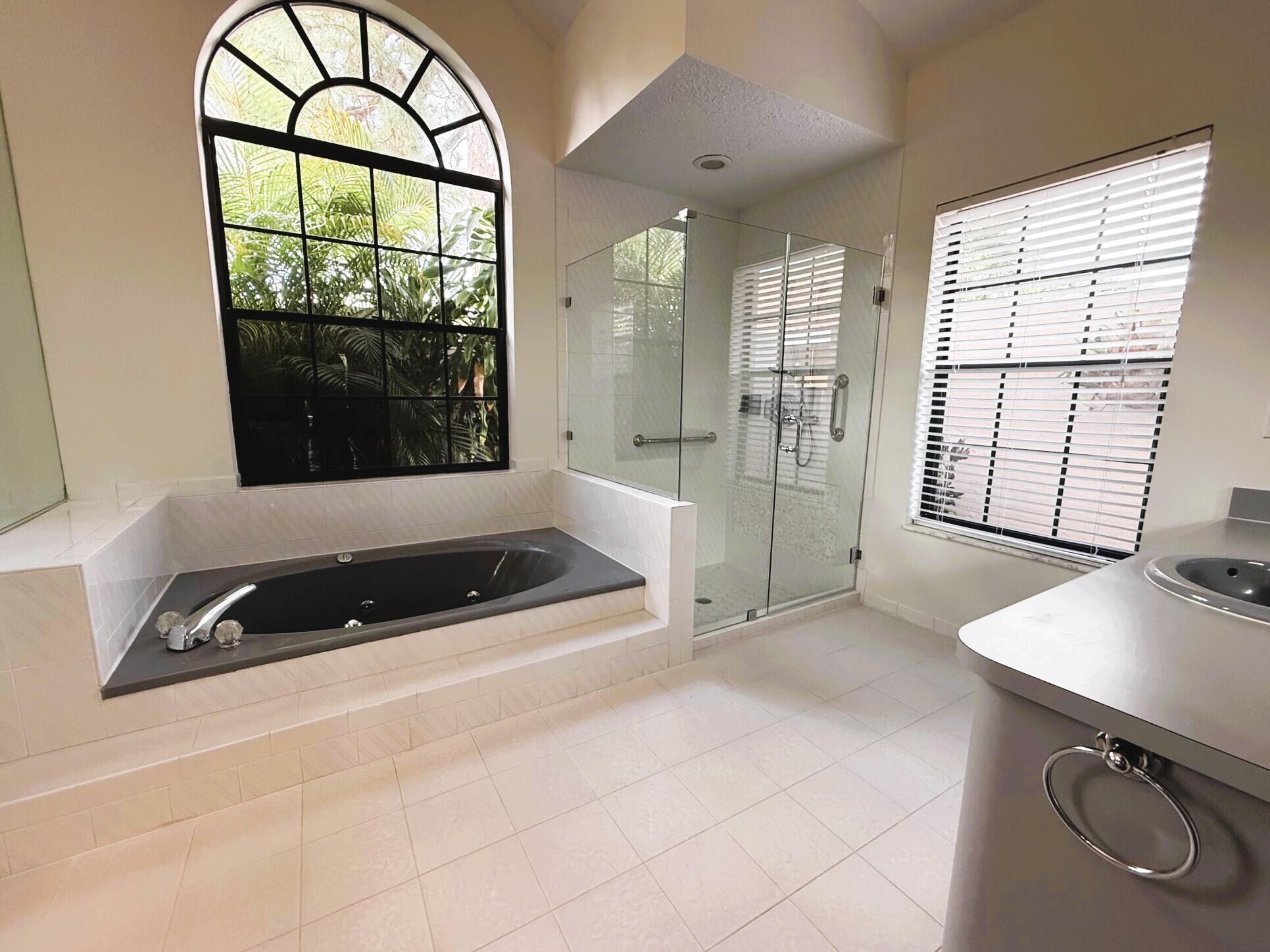 4 Lochwick Road Palm Beach Gardens, FL 33418 - Photo 16 of 35 Primary Bath