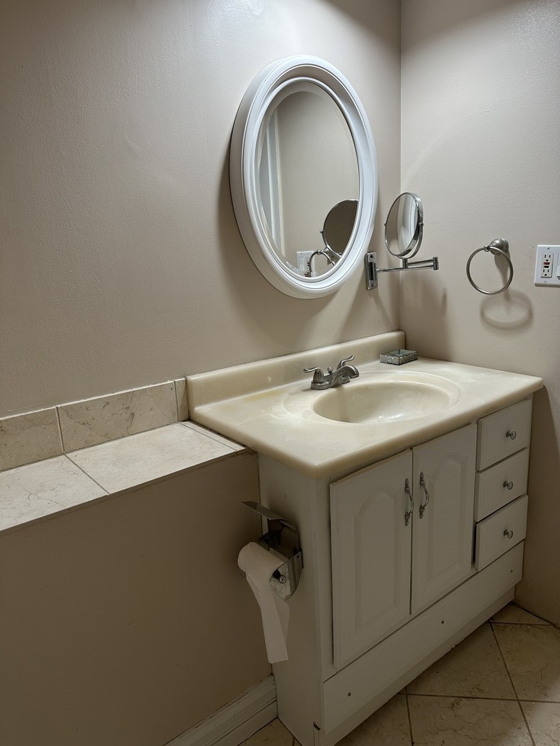 8809 West Golf Road, Unit 11F Niles, IL 60714 - Photo 13 of 15