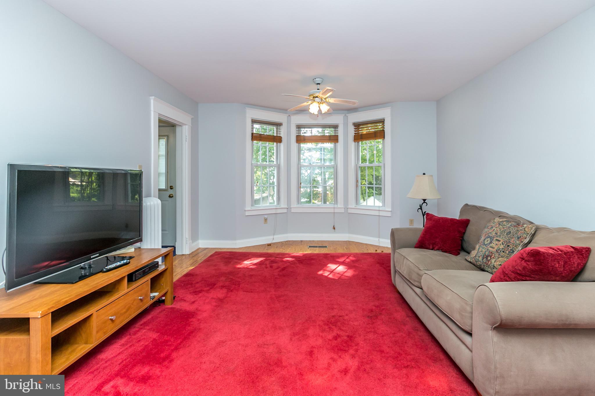 513 Anneslie Road Baltimore, MD 21212 - Photo 14 of 29 Large family room to relax in