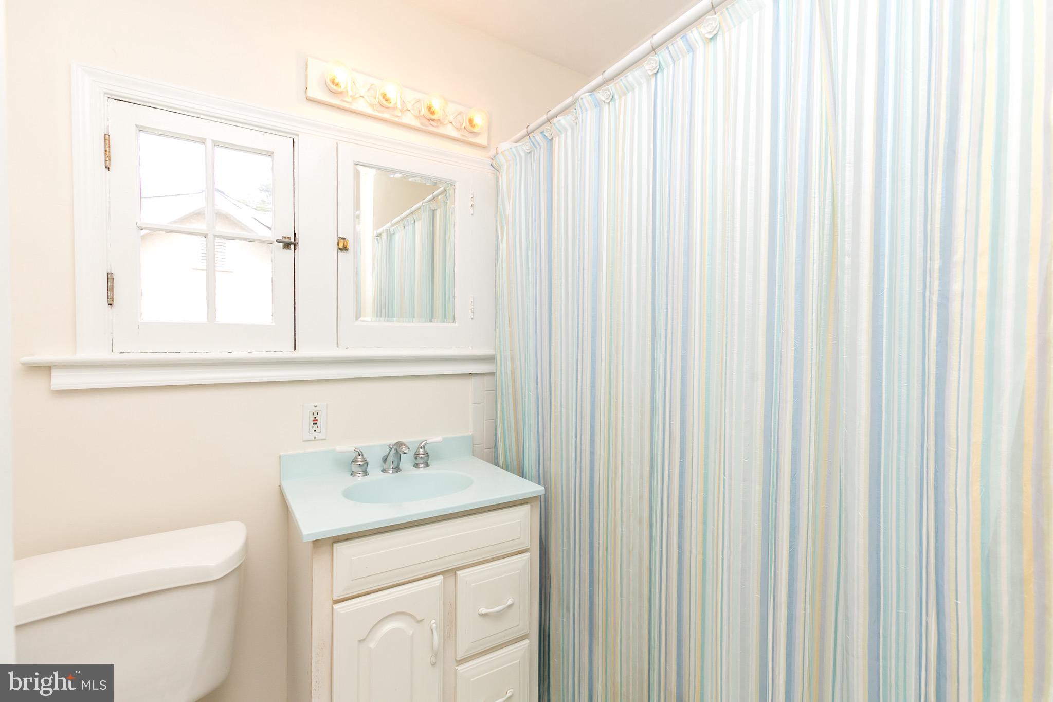 513 Anneslie Road Baltimore, MD 21212 - Photo 18 of 29 Full hall bathroom