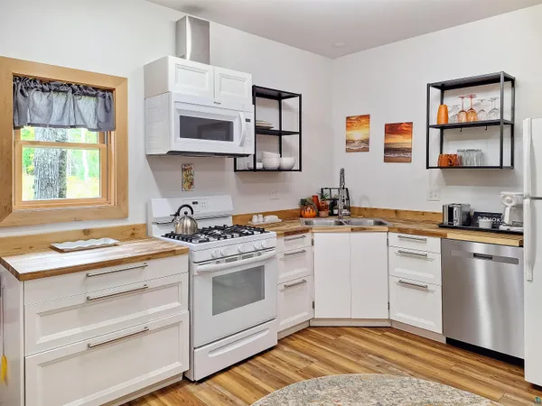 $498,400 | 365 Mondamin Trail, La Pointe, WI 54850