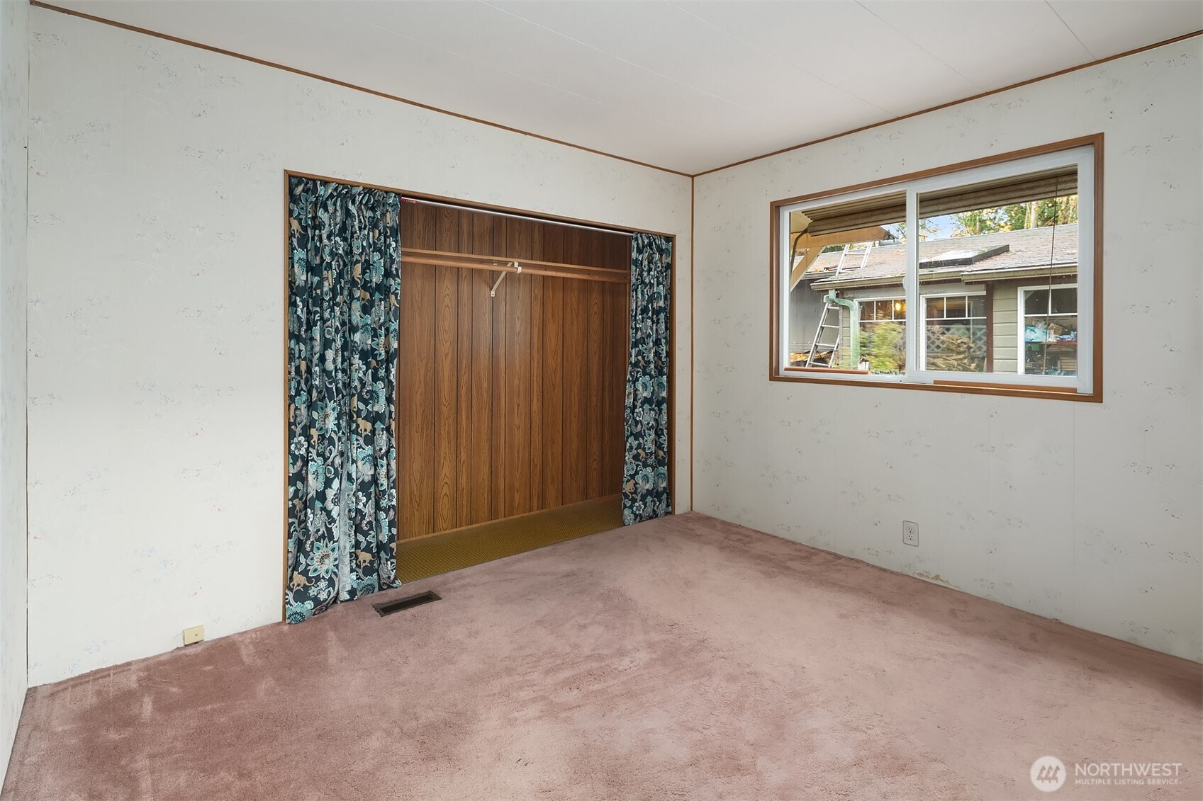 12800 Northeast 190th Place Bothell, WA 98011 - Photo 14 of 22 an empty room with windows